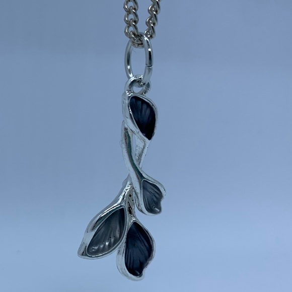 Silver Tone Chain with Leaf Penant - Picture 2 of 3